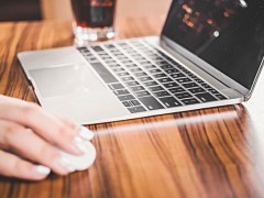 电脑屏幕突然无信号主机还在运行