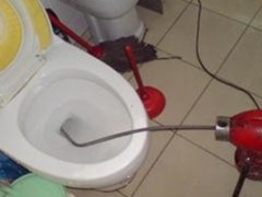 疏通器如何疏通马桶