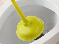 钥匙掉老式蹲便怎么捞